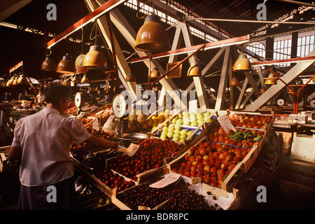Donna scelta di frutta nel mercato, il Mercato Centrale di Firenze (Firenze), Toscana, Italia Foto Stock