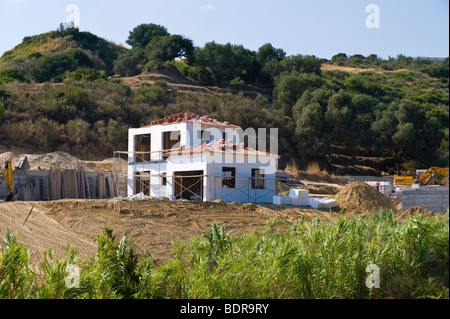 Casa di costruzione del telaio in fase di costruzione in Mounda spiaggia sul mediterraneo greca isola di Cefalonia in Grecia GR Foto Stock