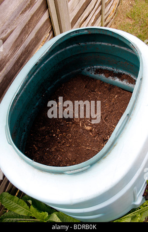 COMPOST DA GIARDINO FATTO IN CASA IN UN CESTINO DI COMPOST DOMESTICO. Foto Stock