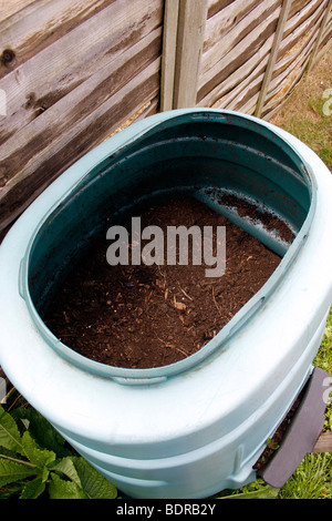 COMPOST DA GIARDINO FATTO IN CASA IN UN CESTINO DI COMPOST DOMESTICO. Foto Stock