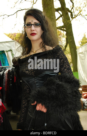 Goth donna in posa a 2009 Fiera Fantasy Haarzuilens Europa Paesi Bassi Foto Stock