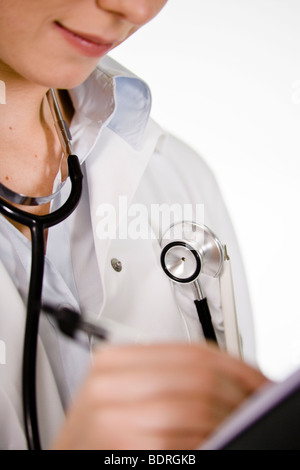 Un medico prendendo appunti Foto Stock