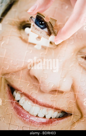 Un puzzle con l'immagine di una donna. Foto Stock