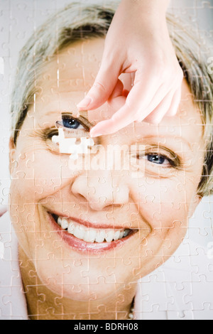 Un puzzle con l'immagine di una donna. Foto Stock