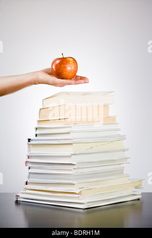 Mano che tiene un apple. Foto Stock