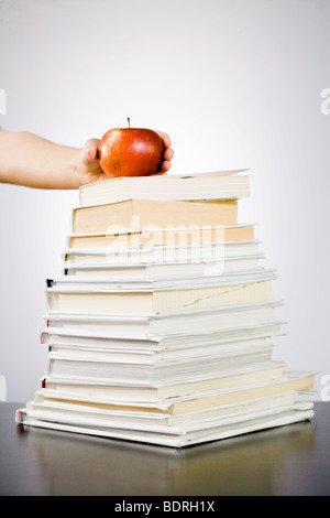 Mano che tiene un apple. Foto Stock