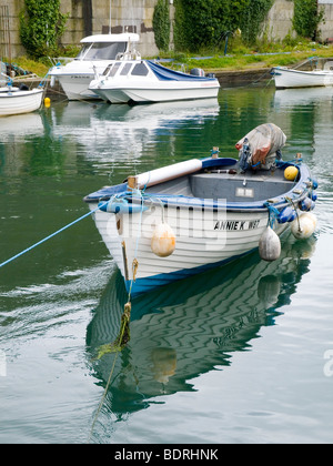 Una piccola barca ancorata nella zona portuale di Wicklow Town, County Wicklow Irlanda Foto Stock