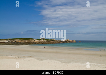 dh Pembroke Bay VALE GUERNSEY coppia camminare spiaggia sabbiosa LAncresse Bay sabbia sole canale isole estate Foto Stock