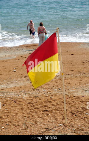 Nuotatori di rosso e di giallo flag di avviso sulla spiaggia a Shanklin Isle of Wight England Regno Unito Foto Stock
