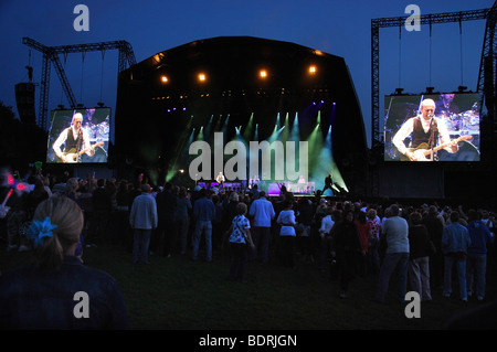 Stadio e schermi video al festival di Glastonbury 2009, con Status Quo sul palco Foto Stock