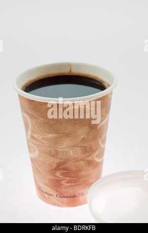 Carta monouso tazza da caffè aperto pieno di caldo caffè nero su uno sfondo bianco. Inghilterra Regno Unito Gran Bretagna Foto Stock