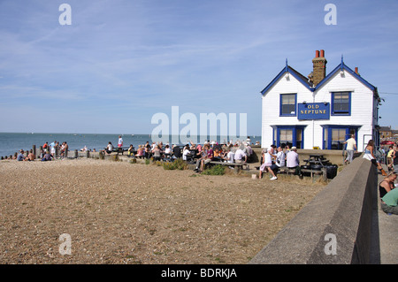 Nettuno vecchio pub sulla spiaggia, whitstable kent, England, Regno Unito Foto Stock