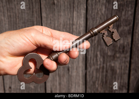 Norfolk, East Ruston, Saint Marys chiesa ridondante womans mano azienda grande vecchia chiave di ferro Foto Stock