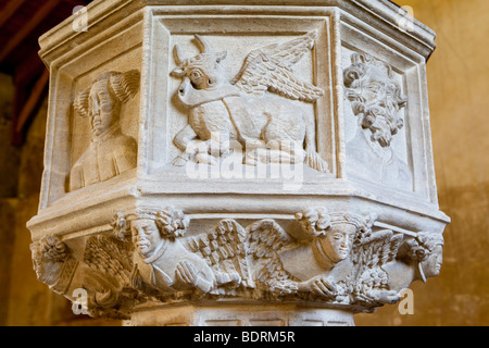 Norfolk, East Ruston, Saint Marys chiesa ridondanti, medievale a pianta ottagonale in pietra scolpita font supportati da angeli alati Foto Stock