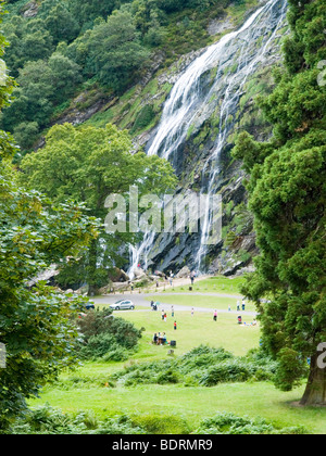 La cascata al Powerscourt, parte della tenuta al Powerscourt House e giardini vicino a Enniskerry nella contea di Wicklow Irleand Foto Stock