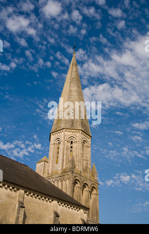 La Chiesa di l'Eglise Saint-Aignan a Trévières, Normandia, Francia. Una chiesa romanica con un'alta guglia e dettagliate opere in pietra normanna. Foto Stock
