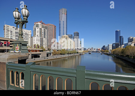 Edifici alti e Southbank Promenade sul sud del fiume Yarra da Princes Bridge Melbourne Australia Foto Stock