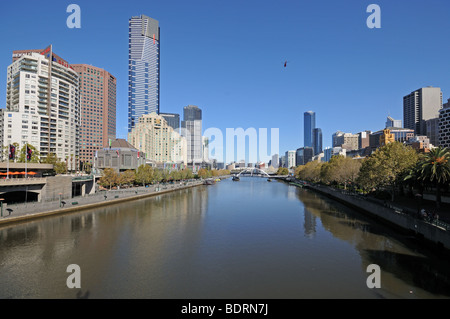 Edifici alti e Southbank Promenade sul sud del fiume Yarra da Flinders a piedi Melbourne Australia Foto Stock