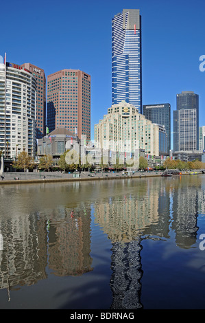 Edifici alti e Southbank Promenade sul sud del fiume Yarra da Flinders a piedi Melbourne Australia Foto Stock