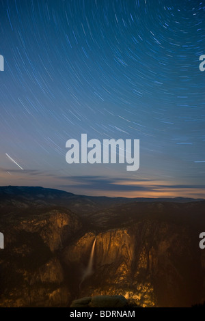 Yosemite Falls sotto il cielo di notte come visto dalla cupola sentinella, Yosemite National Park, California, Stati Uniti d'America. Foto Stock