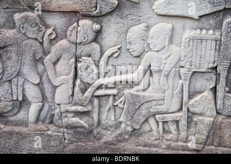 Bassorilievo fregio che mostra la vita quotidiana durante l'Impero Khmer scolpiti nel tempio Bayon all'interno di Angkor Thom Angkor Wat Foto Stock