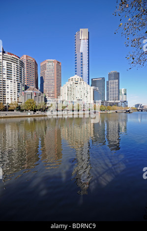 Edifici alti e Southbank Promenade sul sud del fiume Yarra da Flinders a piedi Melbourne Australia Foto Stock