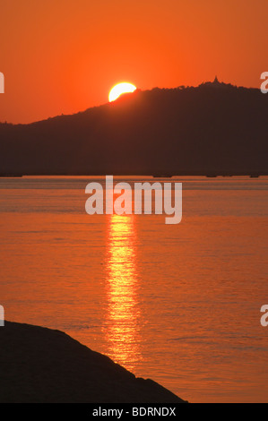 Tramonto sul fiume Irrawaddy vicino a Bagan, Pianura di templi, Myanmar (Birmania), Asia Foto Stock