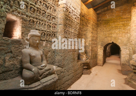 Cripta esterna a Koe Thaung tempio che mostra alcune delle molte migliaia di sculture di Buddha nella parete e alcuni dei tanti Buddha s Foto Stock