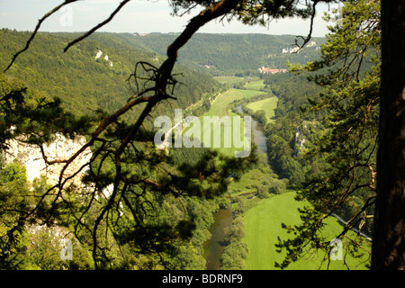 Vista da Knopfmacherfelsen (pulsante-maker rocce), Danubio superiore Natura Park, Donaubergland, Baden-Wuerttemberg, Germania, Europa Foto Stock