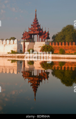 Il vecchio Palazzo Reale attraverso il fossato con la parete e torri a Mandalay, birmania, myanmar, sud-est asiatico Foto Stock