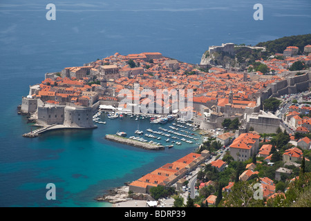 La Città Vecchia di Dubrovnik in Croazia con il porto e marina e guardando attraverso i tetti della città vecchia Foto Stock