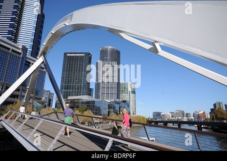 Southgate passerella e alti edifici sulla sponda sud del Fiume Yarra Melbourne Australia Foto Stock