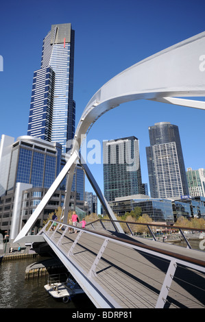 Southgate passerella e alti edifici sulla sponda sud del Fiume Yarra Melbourne Australia Foto Stock