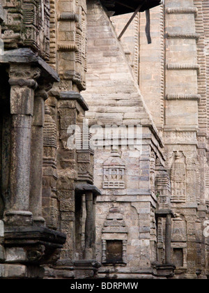 Riccamente intagliato muratura in pietra a Laxmi Narayan tempio complesso. Chamba, Himachal Pradesh. India. Foto Stock