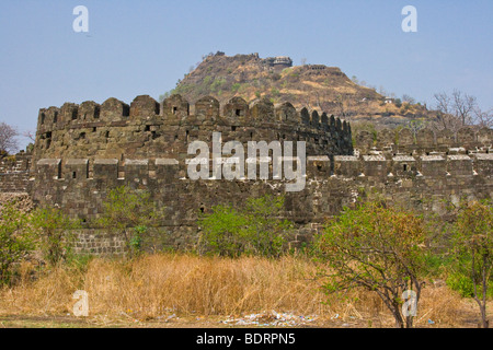 Pareti e di Mughal Pavilian nella Cittadella a Devagiri forte di Daulatabad vicino a Aurangabad India Foto Stock