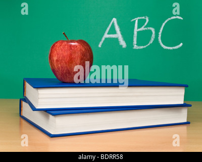 ABC scritto su una lavagna con un Apple su libri. Foto Stock