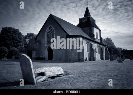 La Chiesa di San Nicola, Fyfield, Essex, Regno Unito immagine monocromatica. Foto Stock