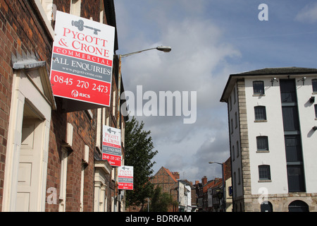 Immobili commerciali in vendita o in leasing in una città del Regno Unito. Foto Stock