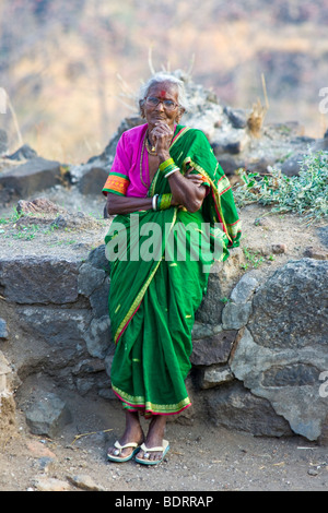 Vecchia donna Indù a Devagiri forte di Daulatabad vicino a Aurangabad India Foto Stock