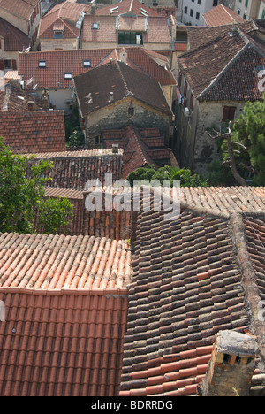 Vista sui tetti delle case di città murata di Kotor Foto Stock