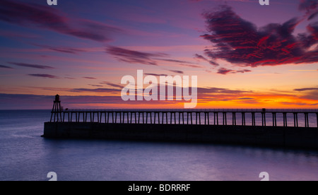 Inghilterra, North Yorkshire, Whitby. Uno dei pilastri di ingresso del porto di Whitby all'alba. Foto Stock