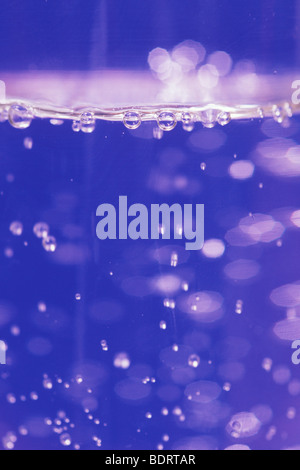 CO2 di bolle in acqua gassata Foto Stock