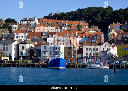 Le barche nel porto esterno Scarborough North Yorkshire Foto Stock