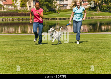 USA USA, 11-13 anni vecchio anno Olds appendere fuori eseguire dalmata di divertimento per bambini bambino che gioca play riproduce proprietario del cane vista frontale Stati Uniti signor © Myrleen Pearson Foto Stock