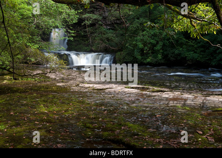 Sgwd Ddwli Isaf, Ddwli inferiore cade sul Afon Nedd Fechan. Parco Nazionale di Brecon Beacons. La contea di Powys. Galles Foto Stock