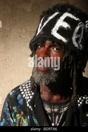 Stark Ritratto di un transitorio di senzatetto americano africano uomo Con Dredlocks Foto Stock