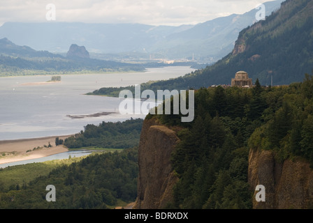 Una vista della Casa Vista sulla cima di Crown Point che si affaccia sul fiume Columbia. Foto Stock