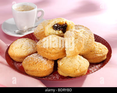 Piccola prugna cotta torte spruzzata con zucchero, Gothaer Muskraeppelchen, su un piatto servito con il caffè Foto Stock