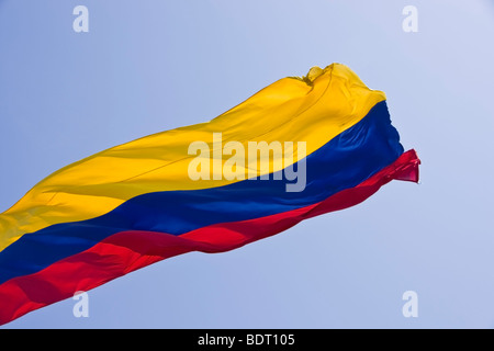 Bandiera colombiana al vento angolazione verso il cielo blu Foto Stock