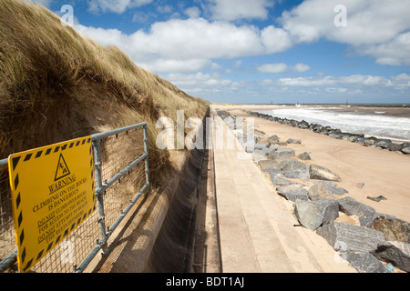 Regno Unito, Inghilterra, Norfolk, mare spiaggia Palling difese di erosione di grandi massi di granito flroing reef artificiale Foto Stock